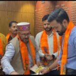 गौ माता को ‘राष्ट्र माता’ का दर्जा देने की मांग, संत समाज ने डीसी के माध्यम से सौंपा ज्ञापन