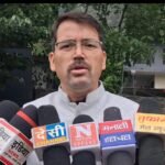 बंजार में कांग्रेस पर जाली प्रमाण पत्र के आधार पर उम्मीदवार उतारने का आरोप, विधायक सुरेंद्र शौरी ने उठाए सवाल।