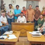 आज दिनांक 15 जून 2026 को सूत्रधार कला संगम कुल्लू की एक विशेष कार्यकारिणी बैठक संस्था के कार्यालय सूत्रधार भवन में अध्यक्ष दिनेश सेन की अध्यक्षता में सम्पन्न हुई ।